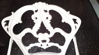 Silla blanca de metal de forja en perfecto estado