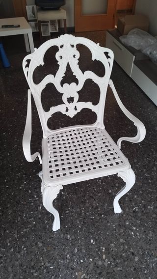 Silla blanca de metal de forja en perfecto estado