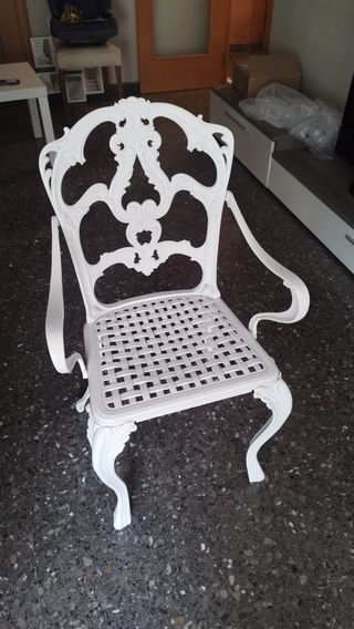 Silla blanca de metal de forja en perfecto estado