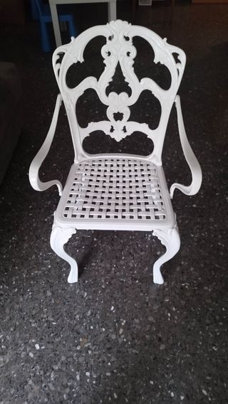 Silla blanca de metal de forja en perfecto estado