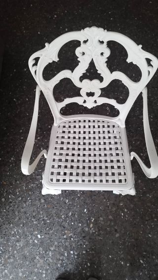 Silla blanca de metal de forja en perfecto estado