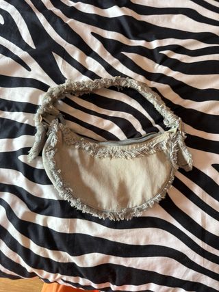 Bolso bandolera gris deshilachado