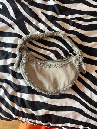 Bolso bandolera gris deshilachado