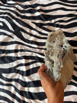 Bolso bandolera gris deshilachado