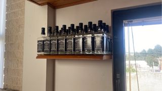 12 bottiglie Jack Daniel's vuote.