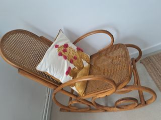 Mecedora mimbre antigua