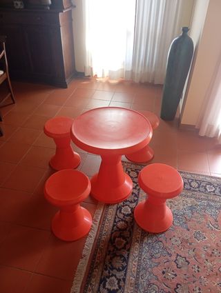 Tavolo Giganplast + 4 sgabelli arancioni