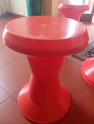 Tavolo Giganplast + 4 sgabelli arancioni