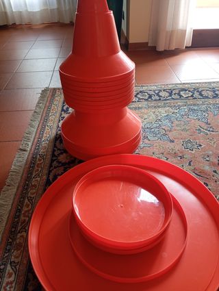 Tavolo Giganplast + 4 sgabelli arancioni