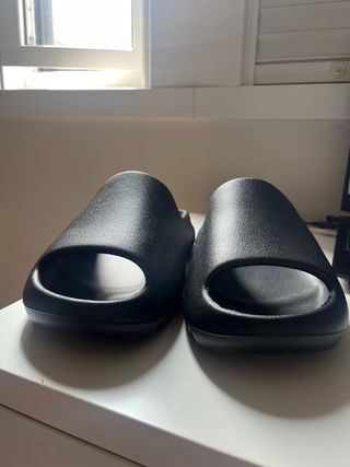 Chanclas Adidas - Negras Yeezy slide