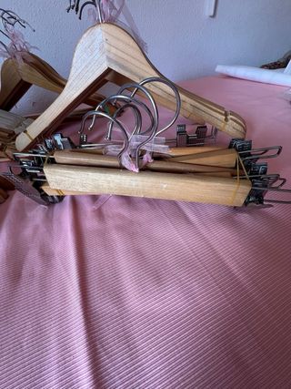 Perchas madera+metal;  51 uds