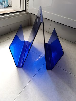 Revistero azul metacrilato