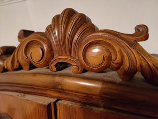 Armario ropero antiguo tallado a mano