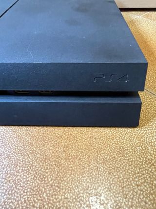 PS4 (PlayStation 4) negra