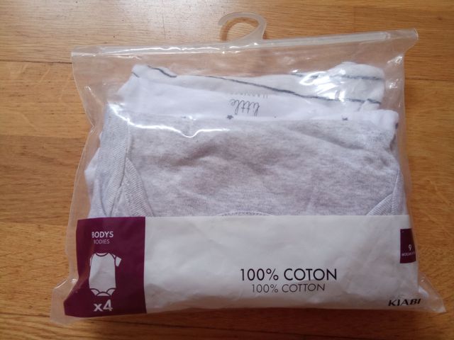 Pack de 4 bodies de bebé, talla 9 meses.