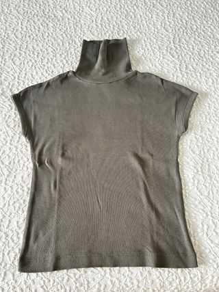 Camiseta cuello alto verde oliva