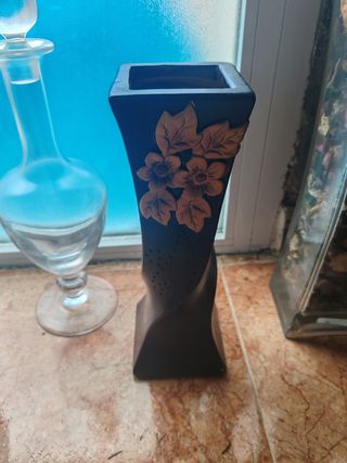Jarrón cerámico negro-dorado