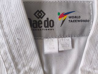 Dobok Daedo niño blanco nuevo, y dos cinturones.