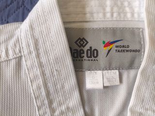 Dobok Daedo niño blanco nuevo, y dos cinturones.