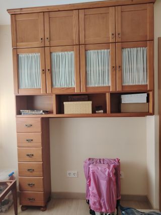 Mueble colgado de madera.
