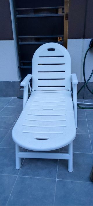Tumbona blanca de plástico
