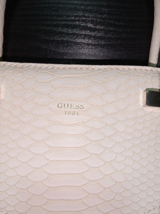 Bolso Guess rosa | Piel efecto serpiente
