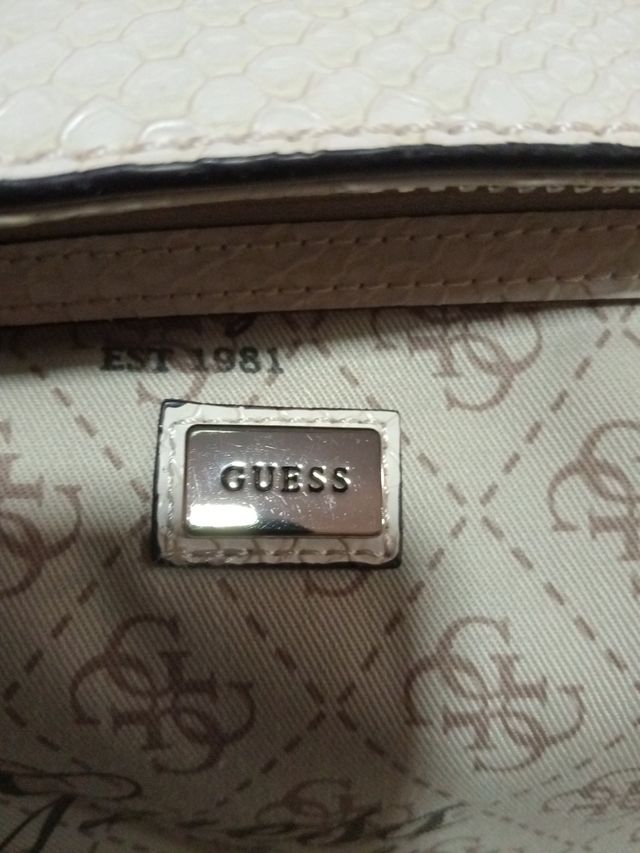 Bolso Guess rosa | Piel efecto serpiente