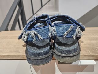 Sandalias denim gastadas