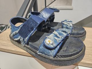 Sandalias denim gastadas