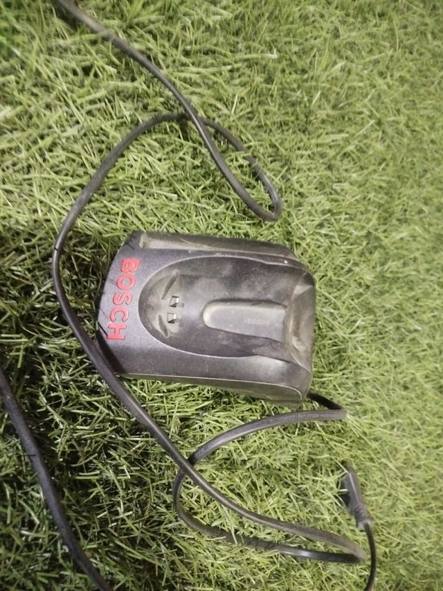 Cargador Bosch + Atornillador ( Piezas)