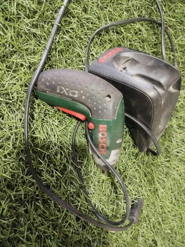Cargador Bosch + Atornillador ( Piezas)