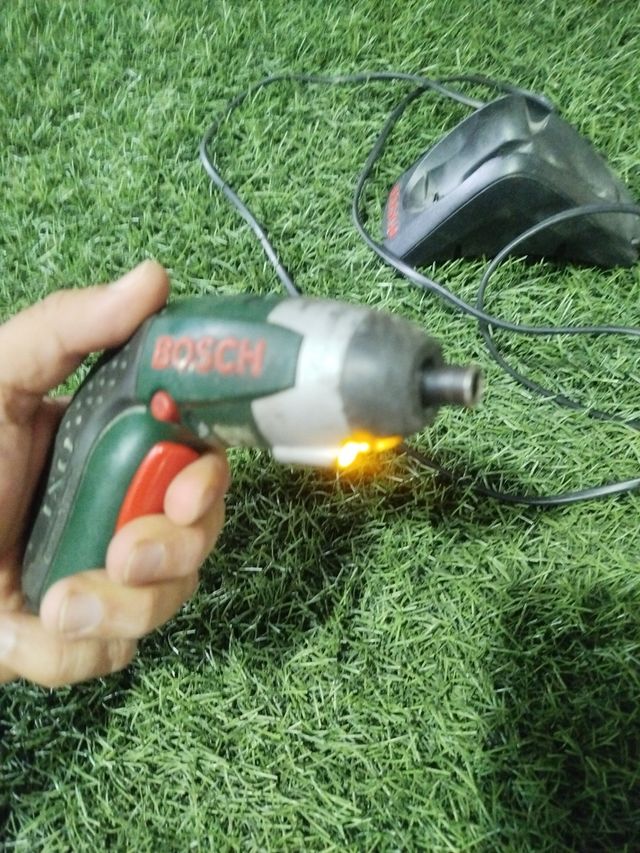 Cargador Bosch + Atornillador ( Piezas)