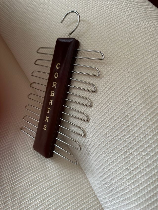Percha Corbatas - Madera, metal y piel.