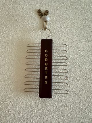 Percha Corbatas - Madera, metal y piel.