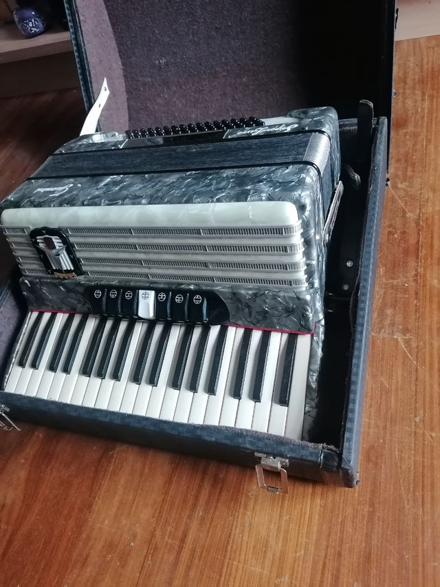 Acordeón Guerini Superlux 80 bajos