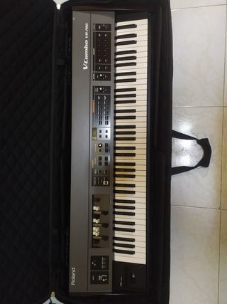 Roland VR-700 V-Combo Teclado + Estuche