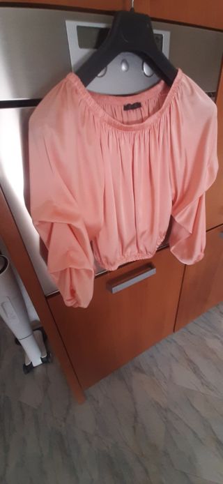 Blusa rosa corta