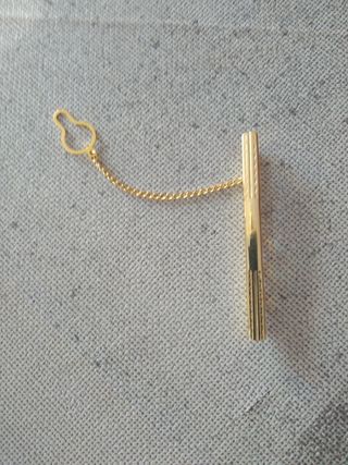 Pasador de corbata dorado. Bañado en oro.