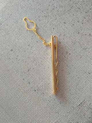 Pasador de corbata dorado. Bañado en oro.