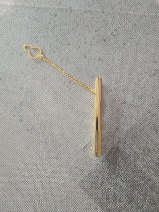 Pasador de corbata dorado. Bañado en oro.