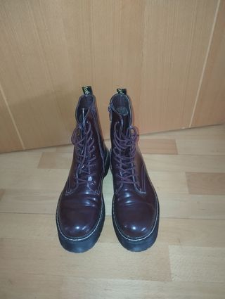 Botas granate estilo Dr.Martens.
