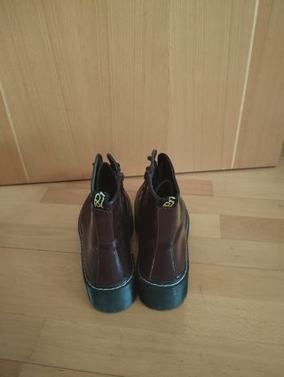 Botas granate estilo Dr.Martens.