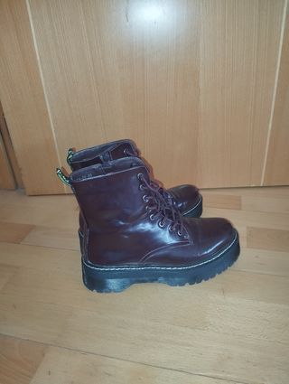 Botas granate estilo Dr.Martens.