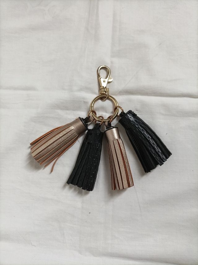 Llavero borlas dorado-negro