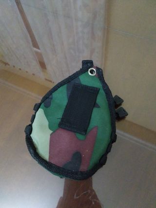 Mini bandolera camuflaje. y otra roja