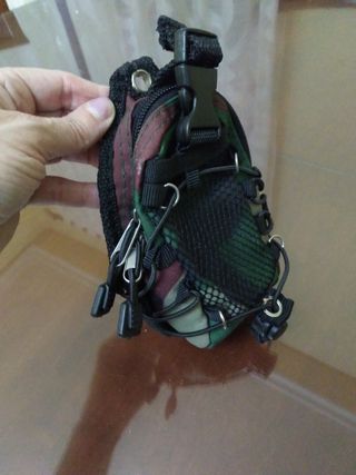 Mini bandolera camuflaje. y otra roja