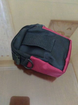 Mini bandolera camuflaje. y otra roja