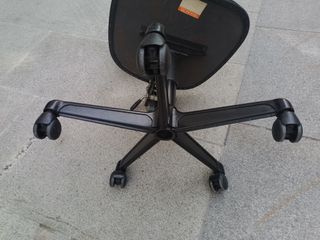 Silla oficina giratoria negra. con ruedas.