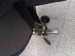 Silla oficina giratoria negra. con ruedas.