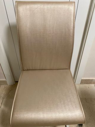 Silla dorada piel sintética